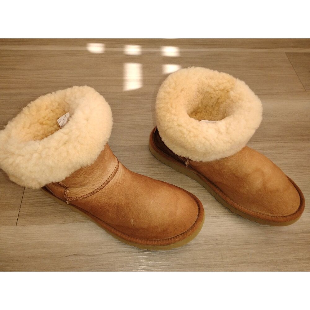 UGGS Classic Cuff Short Sheepskin Boots Chestnut Women’s Size 9